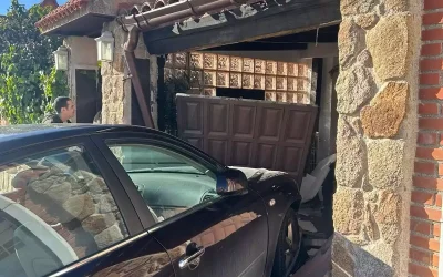 Se ha empotrado un vehículo en una vivienda de Illescas