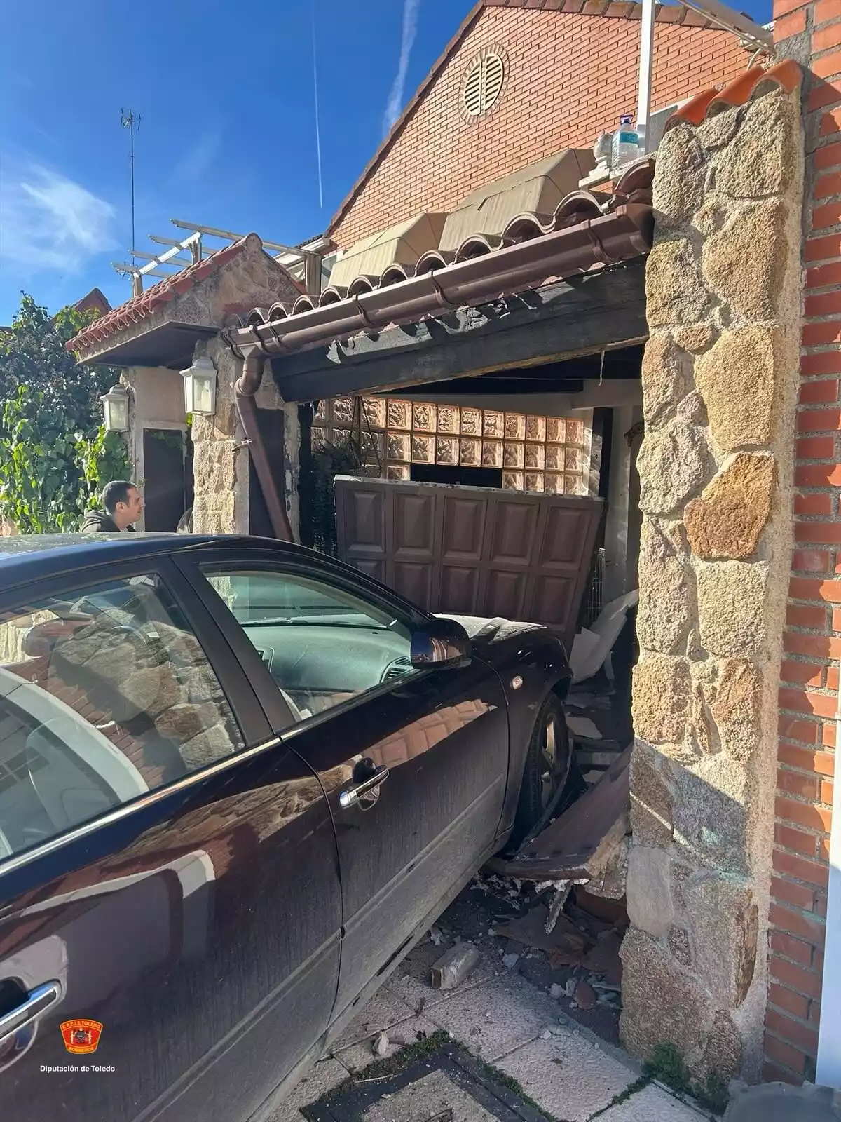 Accidente vehículo empotrado en vivienda Illescas
